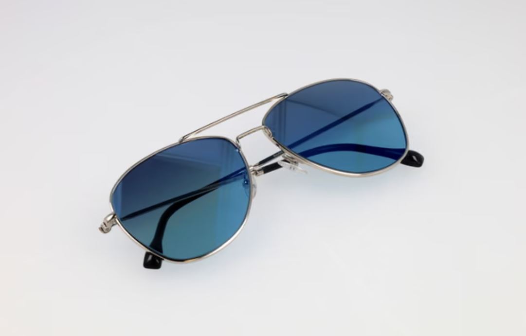 Μακρόν: Οι κατασκευαστές γυαλιών ηλίου του Μακρόν βομβαρδίζονται από παραγγελίες – «Μια ασυνήθιστη μέρα» 4 Μακρόν: Οι κατασκευαστές γυαλιών ηλίου του Μακρόν βομβαρδίζονται από παραγγελίες – «Μια ασυνήθιστη μέρα»