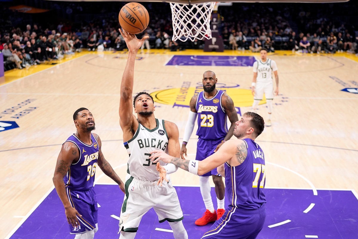 Ο εντυπωσιακός Αντετοκούνμπο επικράτησε Λεμπρόν και Ντόντσιτς – Οι Μπακς κατέκτησαν το «θρίλερ» απέναντι στους Λέικερς