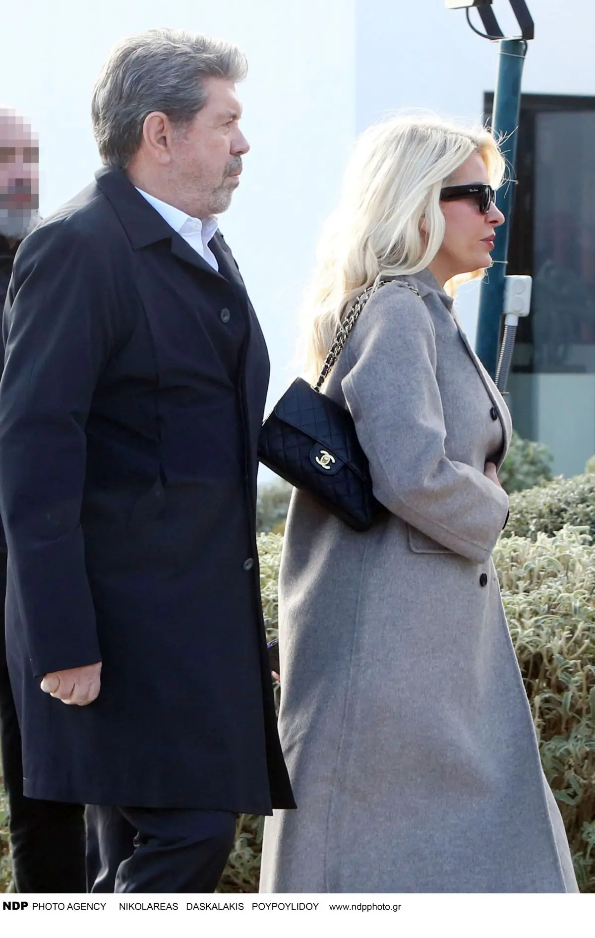 Ο Γιάννης Λάτσιος και η Ελένη Μενεγάκη στη κηδεία του Γιώργου Παπαδάκη