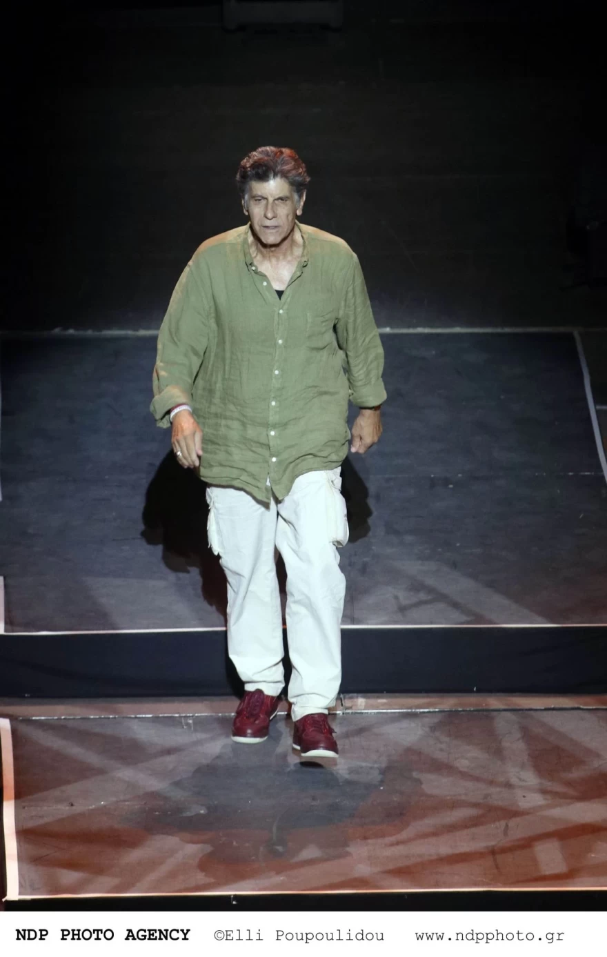 Γιάννης Μπέζος: «Αντιμετωπίζεις την ανοησία με χιούμορ λέγοντας περαστικά» 2 Γιάννης Μπέζος