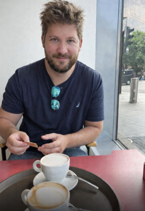 Φωτογραφία του 33χρονου αγνοούμενου γιατρού, Αλέξη Τσικόπουλου, η οποία δημιουργήθηκε με βοήθεια της Τεχνητής Νοημοσύνης