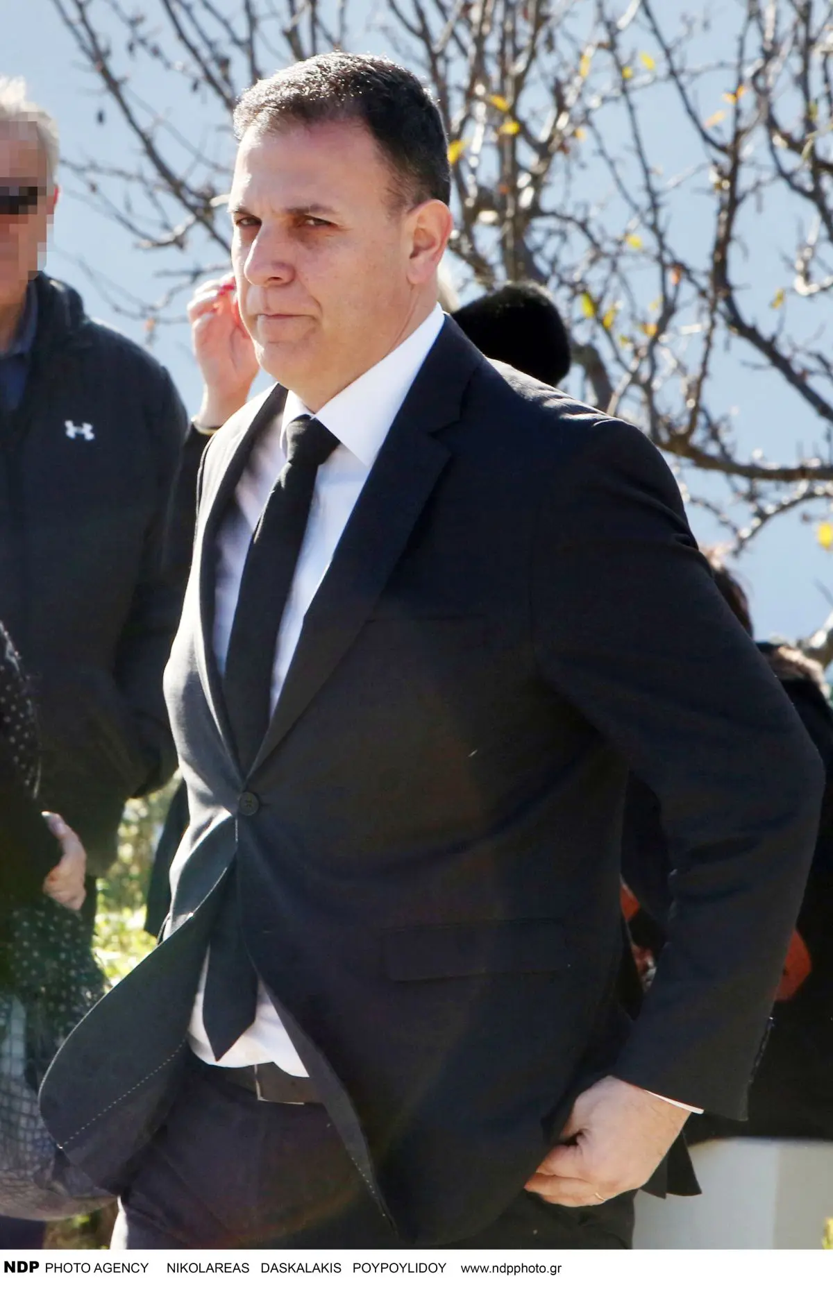 Ο Γιώργος Καραμέρος στη κηδεία του Γιώργου Παπαδάκη