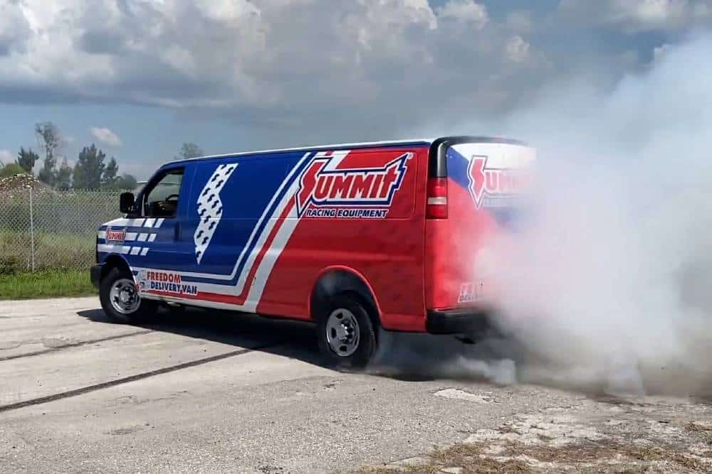 Το 32χρονο νέο V8 βαν με πάνω από 400 άλογα 17 gmc savana burnout 03