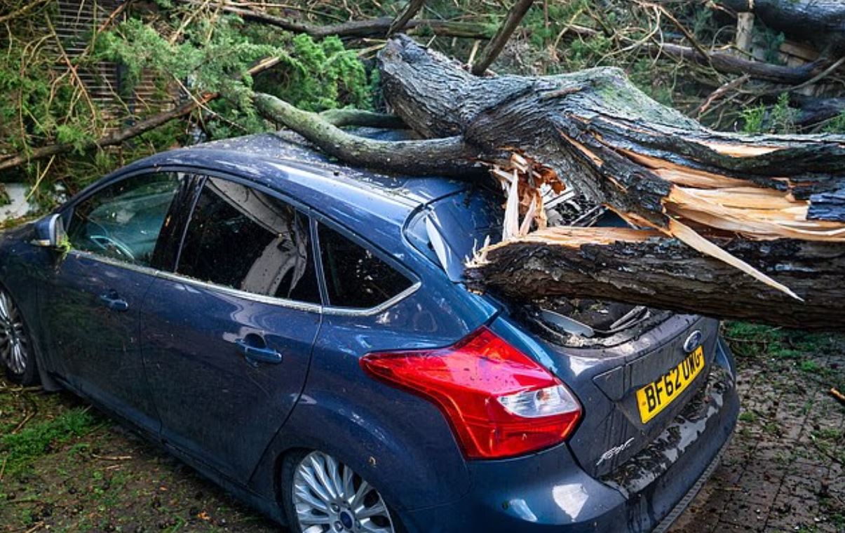 Ευρώπη: Χιλιάδες σπίτια χωρίς ρεύμα, ακυρώσεις πτήσεων, αναταραχές στις σιδηροδρομικές μεταφορές λόγω της καταιγίδας Γκορέτι