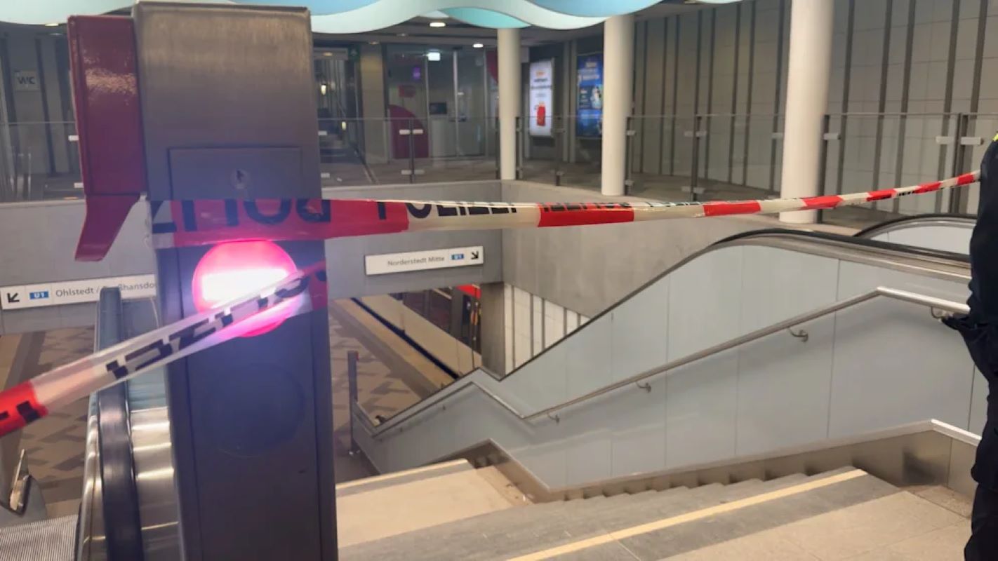 Θρίλερ στο Αμβούργο: Άνδρας παρέσυρε γυναίκα στις ράγες του μετρό – Νεκροί και οι δύο