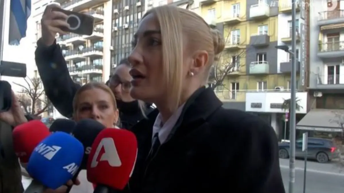 Η Ιωάννα Τούνη έξω από τα δικαστήρια