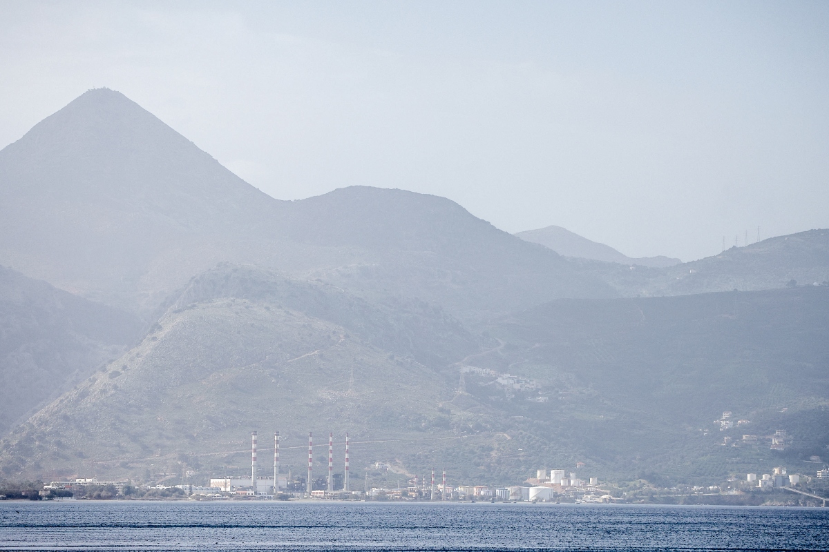 Κρήτη: Ασφυκτική η ατμόσφαιρα λόγω αφρικανικής σκόνης, δυσκολίες από τους ισχυρούς ανέμους