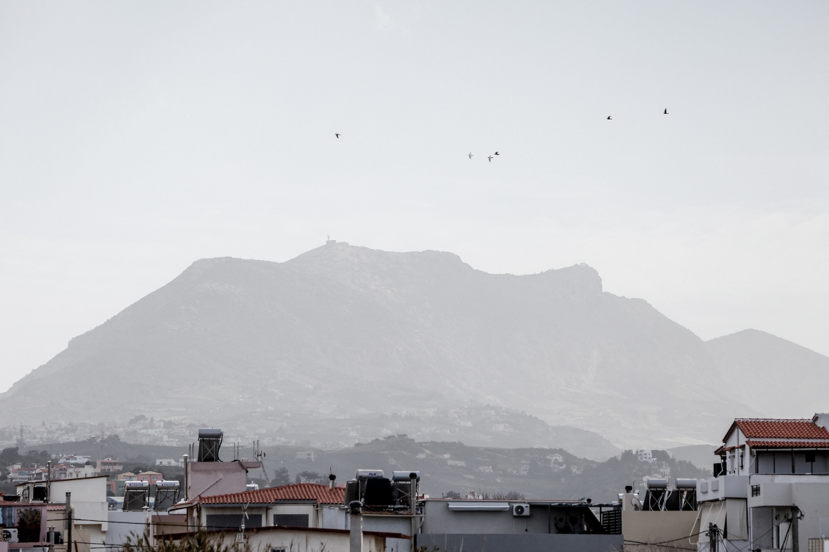 Κρήτη: Ασφυκτική η ατμόσφαιρα λόγω αφρικανικής σκόνης, δυσκολίες από τους ισχυρούς ανέμους