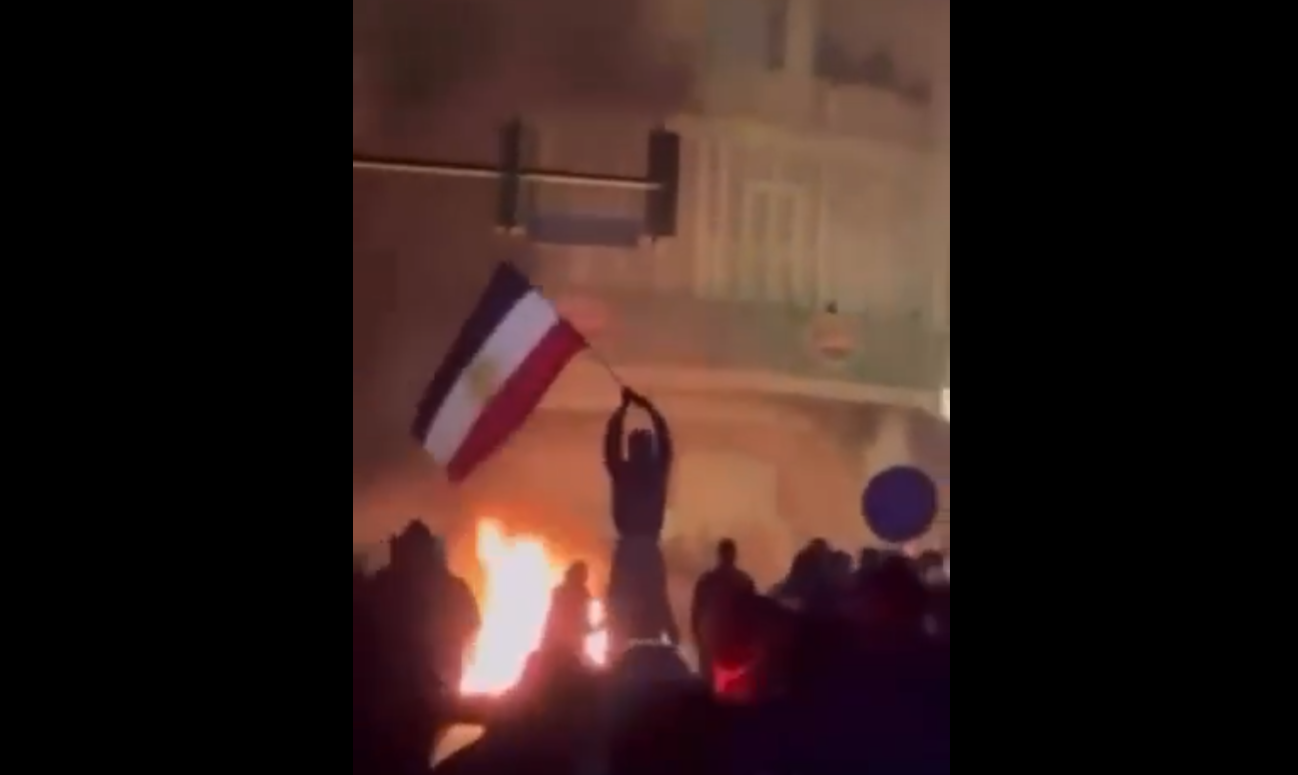 Κρίσιμες ώρες στο Ιράν: Φουντώνουν οι αντικαθεστωτικές διαδηλώσεις – Σενάρια για αεροπορική επίθεση των ΗΠΑ, «Είμαστε έτοιμοι να βοηθήσουμε» λέει ο Τραμπ