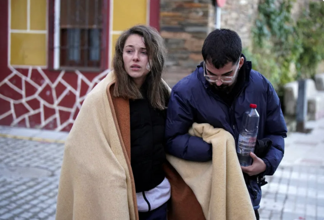 Σιδηροδρομική καταστροφή στην Ισπανία: Ενισχύεται η υπόθεση του ελαττωματικού συνδέσμου – Άγνωστος ο αριθμός των αγνοουμένων