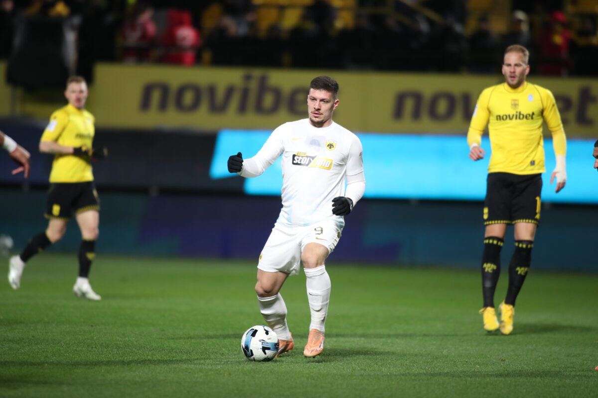 Η ΑΕΚ «καταγγέλλει» αγκωνιά και επιθετικό φάουλ στον Γιόβιτς, στο γκολ ισοφάρισης του Άρη