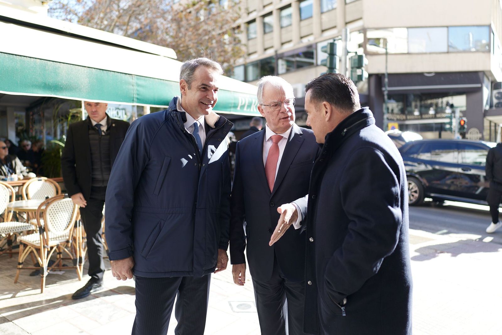 Κυριάκος Μητσοτάκης: Πρωτοχρονιάτικος καφές με Τασούλα, Κακλαμάνη και Γεωργιάδη στο Κολωνάκι – Δείτε φωτογραφίες