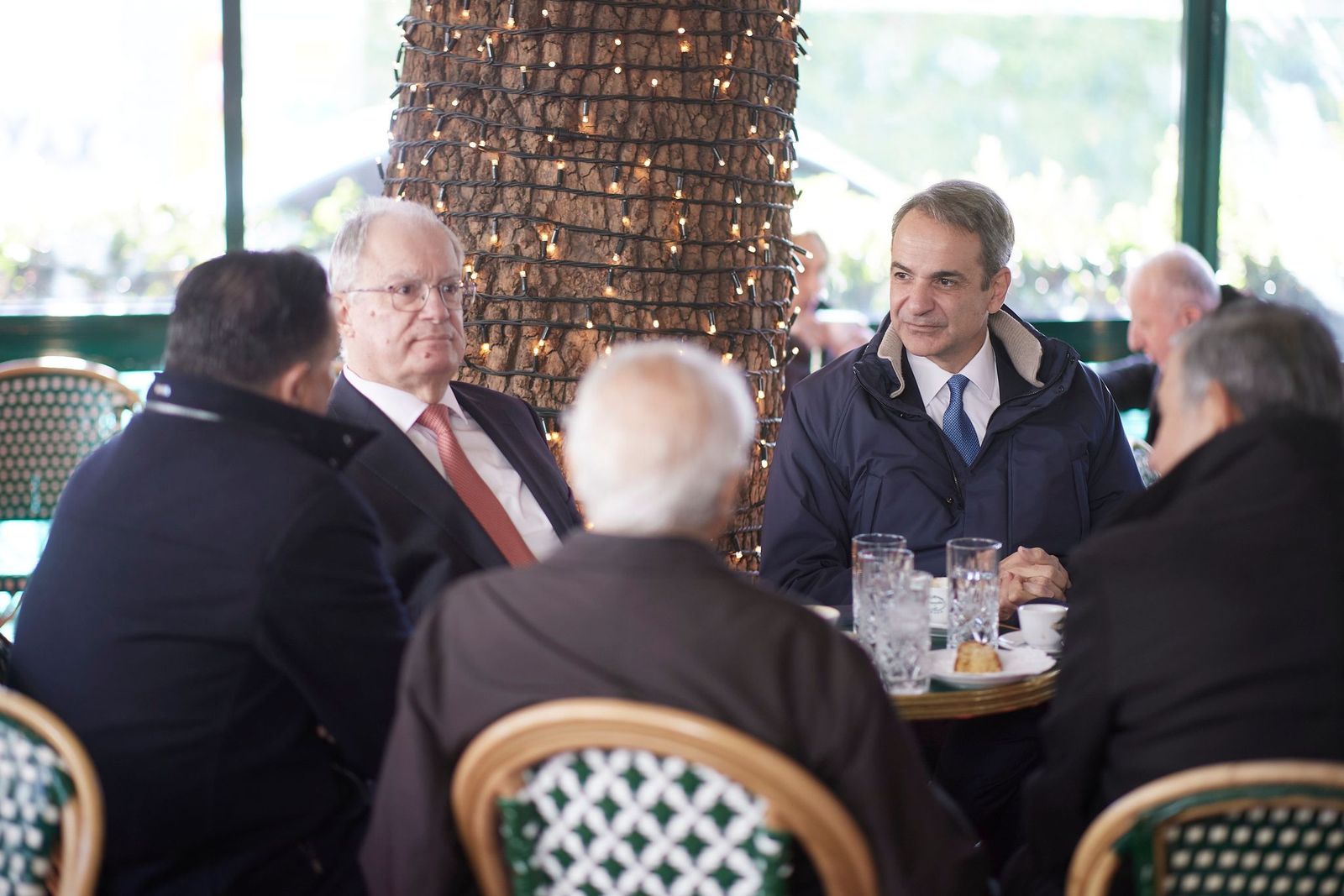 Κυριάκος Μητσοτάκης: Πρωτοχρονιάτικος καφές με Τασούλα, Κακλαμάνη και Γεωργιάδη στην πλατεία Κολωνακίου – Δείτε εικόνες