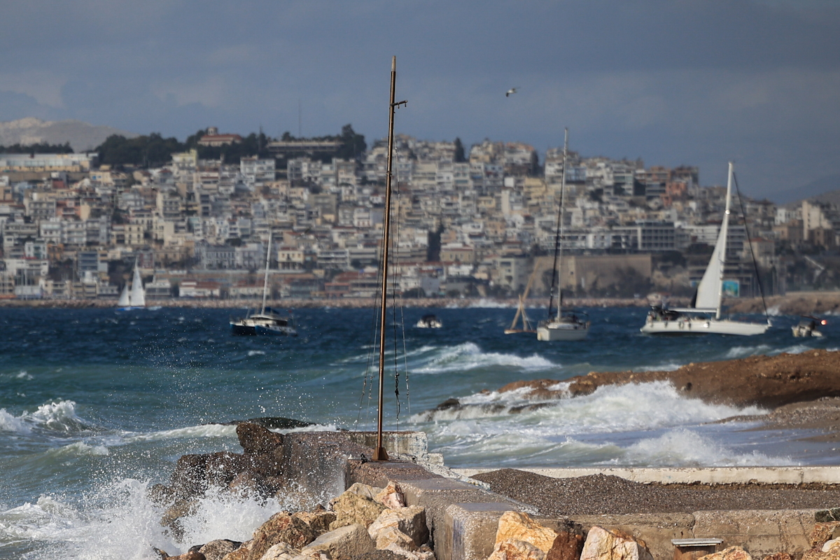 Καιρός αύριο: Δυνατοί άνεμοι και καταιγίδες στα νησιά – Αραιές νεφώσεις στην υπόλοιπη χώρα, μείωση της θερμοκρασίας