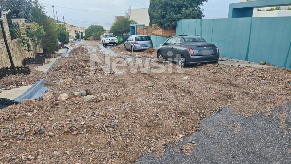 Άνω Γλυφάδα: Συγκλονιστική μαρτυρία για την 56χρονη νεκρή – «Μόνο τα πόδια της διακρίνονταν» – Η επόμενη μέρα μέσα από εικόνες 7 Άνω Γλυφάδα: Συγκλονιστική μαρτυρία για την 56χρονη νεκρή – «Μόνο τα πόδια της διακρίνονταν» – Η επόμενη μέρα μέσα από εικόνες