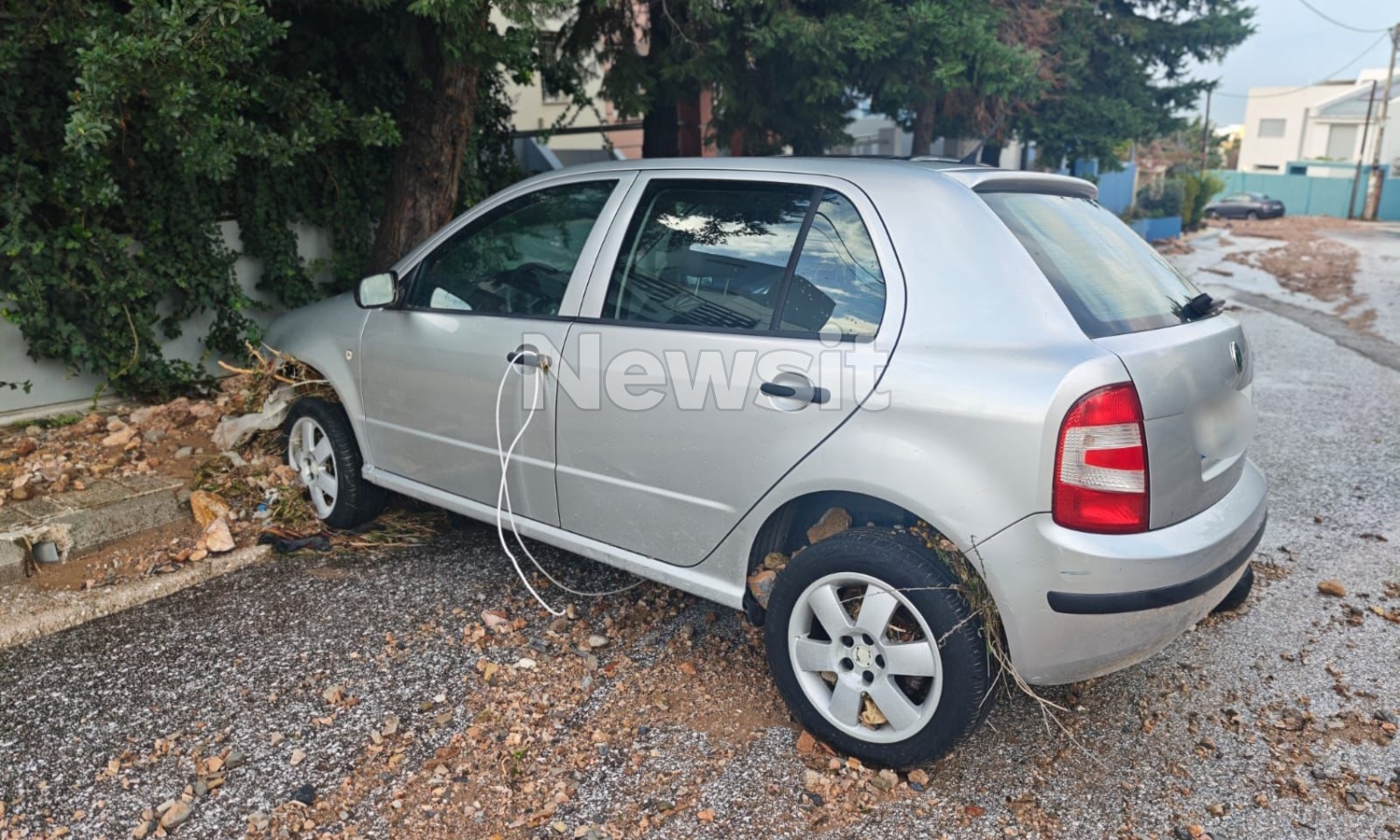 Άνω Γλυφάδα: Συγκλονιστική μαρτυρία για την 56χρονη νεκρή – «Μόνο τα πόδια της διακρίνονταν» – Η επόμενη μέρα μέσα από εικόνες 6 Αυτοκίνητο