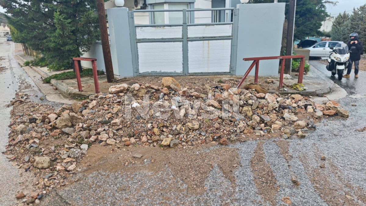 Άνω Γλυφάδα: Συγκλονιστική μαρτυρία για την 56χρονη νεκρή – «Μόνο τα πόδια της διακρίνονταν» – Η επόμενη μέρα μέσα από εικόνες 8 Άνω Γλυφάδα: Συγκλονιστική μαρτυρία για την 56χρονη νεκρή – «Μόνο τα πόδια της διακρίνονταν» – Η επόμενη μέρα μέσα από εικόνες