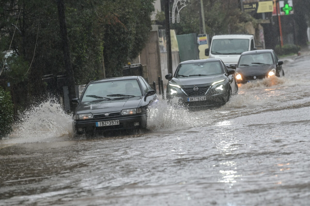 Καιρός: Στο «κόκκινο» το Αιγαίο με δυνατές καταιγίδες και ισχυρούς ανέμους – Πού θα πλήξει η κακοκαιρία τις επόμενες ώρες