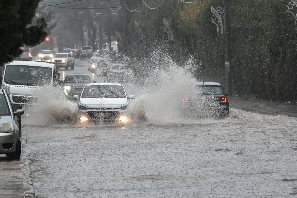 Κακοκαιρία: Οι χάρτες με τις «κόκκινες» ζώνες και τα αναμενόμενα ύψη βροχής την Κυριακή σε Αττική και Γλυφάδα
