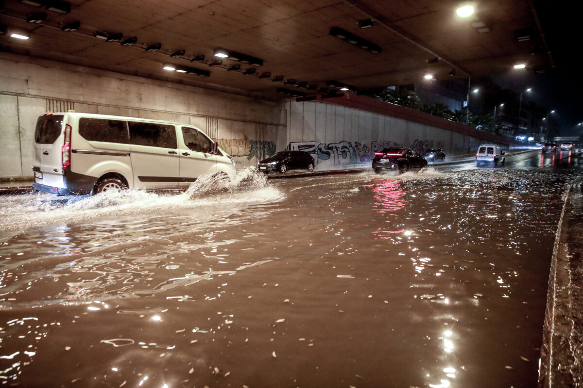Νύχτα αγωνίας από τη θανατηφόρα κακοκαιρία: Πλημμύρες, χάος και δύο νεκροί σε Αττική και Άστρος Κυνουρίας
