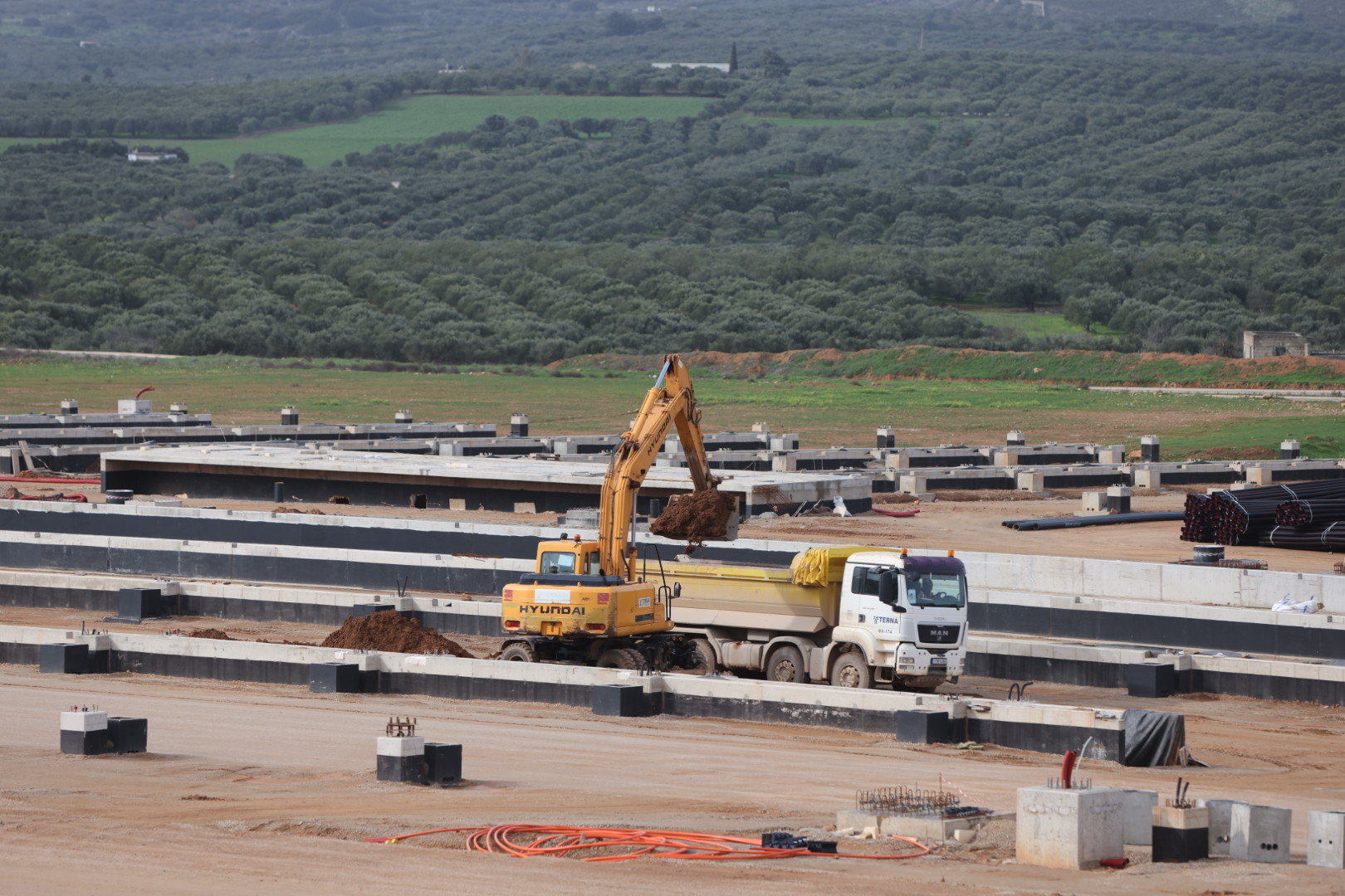 ΕΠΙΣΚΕΨΗ ΤΟΥ ΠΡΩΘΥΠΟΥΡΓΟΥ ΚΥΡΙΑΚΟΥ ΜΗΤΣΟΤΑΚΗ ΣΤΟ ΕΡΓΟΤΑΞΙΟ ΤΟΥ ΝΕΟΥ ΔΙΕΘΝΟΥΣ ΑΕΡΟΛΙΜΕΝΑ ΣΤΟ ΚΑΣΤΕΛΛΙ ΗΡΑΚΛΕΙΟΥ ΚΡΗΤΗΣ