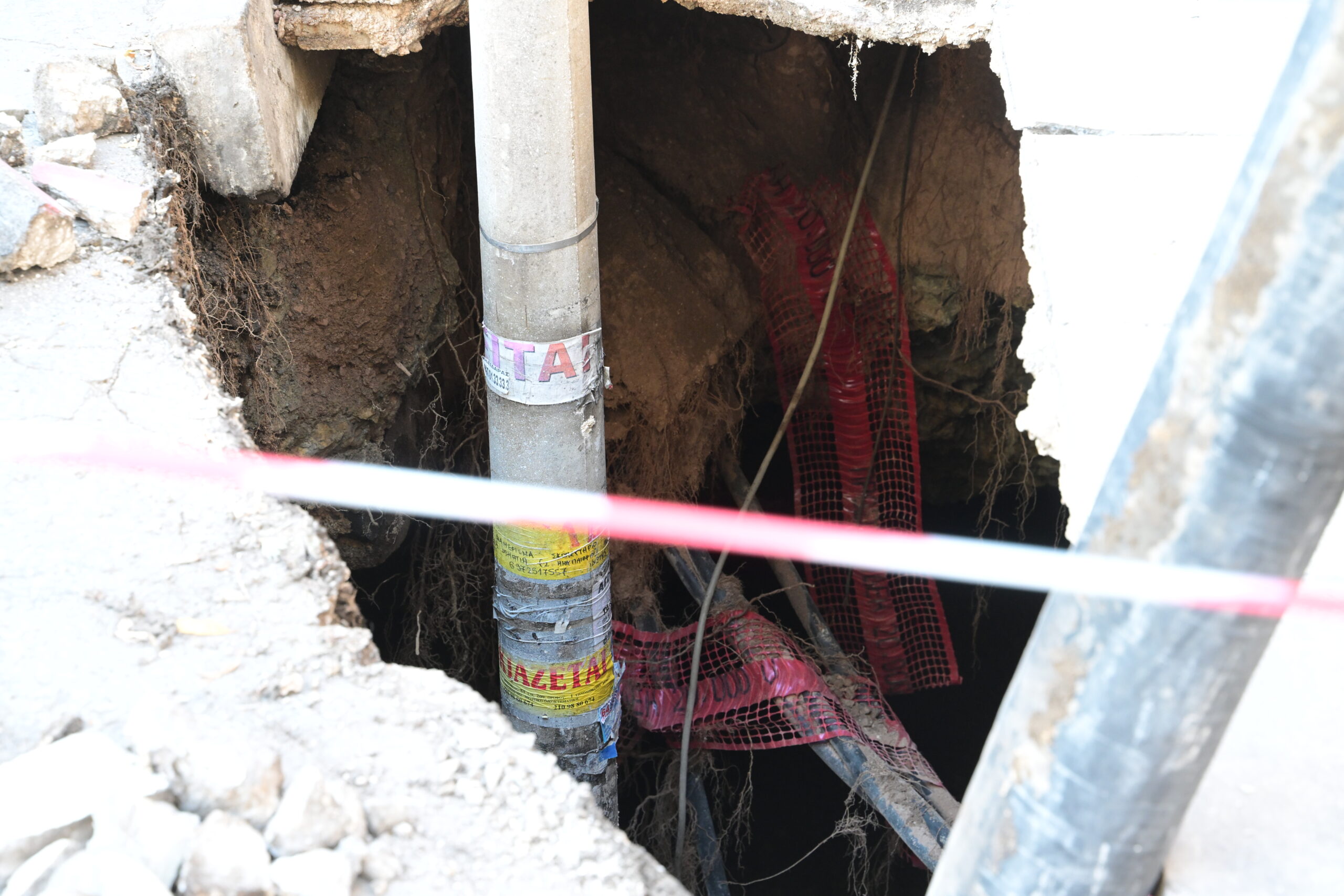 Κλείσιμο της κυκλοφορίας σε Βασ. Γεωργίου και Ιοφώντος εξαιτίας καθίζησης του οδοστρώματος 2 Καθίζηση