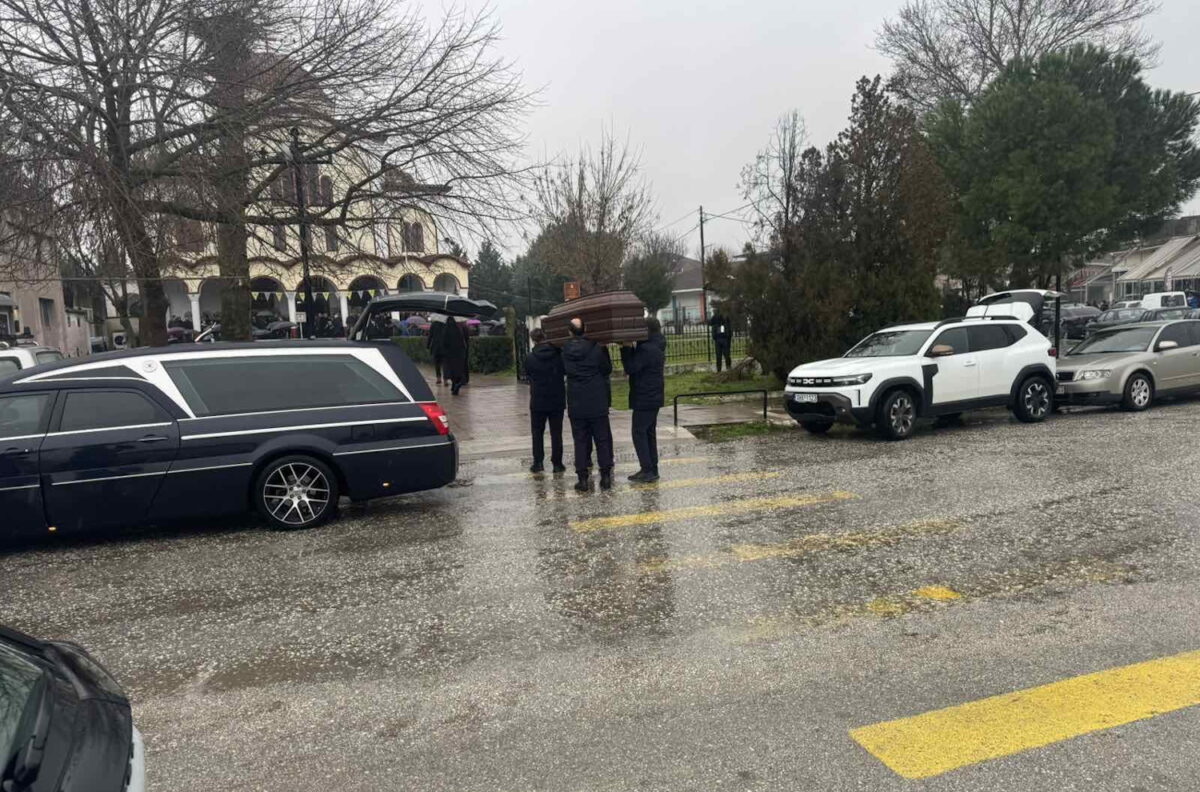 Home 55 Δραματική απώλεια στο εργοστάσιο Βιολάντα: Θρήνος στην κηδεία της 47χρονης Σταυρούλας Μπουκουβάλα – Συγκλονισμένοι τα παιδιά και οι γονείς της