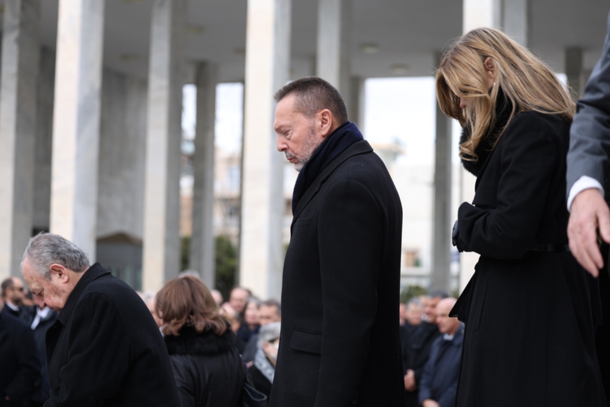 Ο διοικητής της Τράπεζας της Ελλάδος, Γιάννης Στουρνάρας (Κ), παρίσταται στην κηδεία του προέδρου του Δ.Σ. της Βιοχάλκο και του Ιδρύματος Μιχαήλ Ν. Στασινόπουλος – Βιοχάλκο, Νικόλαου Στασινόπουλου, στο Α' Νεκροταφείο Αθηνών, την Τρίτη 20 Ιανουαρίου 2026. Ο Νικόλαος Στασινόπουλος, που έφυγε από τη ζωή στις 17 Ιανουαρίου 2026,γεννήθηκε στην Αθήνα το 1932, μαθήτευσε αριστούχος στη σχολή Μπερζάν και αποφοίτησε από το Οικονομικό Πανεπιστήμιο Αθηνών (πρώην ΑΣΟΕΕ) με ιδιαίτερα υψηλές επιδόσεις. Εργάσθηκε από νωρίς στις οικογενειακές επιχειρήσεις σε διάφορες θέσεις, αντιμετωπίζοντας τις δυσκολίες της μεταπολεμικής περιόδου, αλλά και μετέχοντας ενεργά στην παραγωγική ανάπτυξη και την εξωστρέφεια της τότε Ελληνικής Βιομηχανίας Χαλκού και Αλουμίνιου. Το 1964, μετά τον θάνατο του Μιχαήλ Στασινόπουλου, ανέλαβε μαζί με τον αδελφό του Ευάγγελο τα ηνία της ΒΙΟΧΑΛΚΟ. Διακρίθηκε επίσης στον πολιτιστικό και κοινωνικό τομέα, καθώς, μαζί με τη μητέρα του Μαριάνθη και τον αδελφό του Ευάγγελο, ίδρυσε στη μνήμη του πατέρα του, το Κοινωφελές Ίδρυμα «Μιχαήλ Ν. Στασινόπουλος - ΒΙΟΧΑΛΚΟ». Με το Ίδρυμα, το οποίο στη συνέχεια ανέλαβε η σύζυγος του Αλεξάνδρα Στασινοπούλου, άφησε σημαντικό κοινωνικό αποτύπωμα στην Τεγέα Αρκαδίας, τόπο καταγωγής της οικογένειας. 