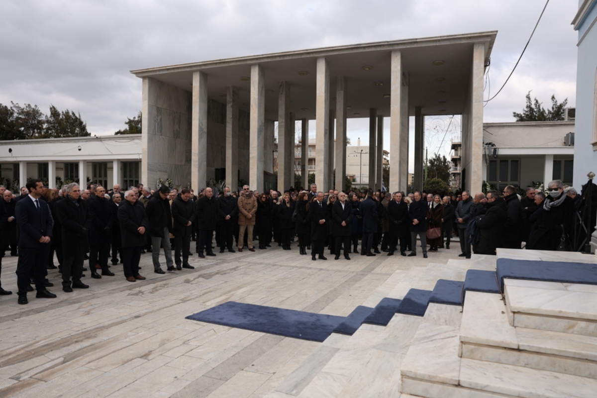 Κόσμος παρίσταται στην κηδεία του προέδρου του Δ.Σ. της Βιοχάλκο και του Ιδρύματος Μιχαήλ Ν. Στασινόπουλος – Βιοχάλκο, Νικόλαου Στασινόπουλου, στο Α' Νεκροταφείο Αθηνών, την Τρίτη 20 Ιανουαρίου 2026. Ο Νικόλαος Στασινόπουλος, που έφυγε από τη ζωή στις 17 Ιανουαρίου 2026,γεννήθηκε στην Αθήνα το 1932, μαθήτευσε αριστούχος στη σχολή Μπερζάν και αποφοίτησε από το Οικονομικό Πανεπιστήμιο Αθηνών (πρώην ΑΣΟΕΕ) με ιδιαίτερα υψηλές επιδόσεις. Εργάσθηκε από νωρίς στις οικογενειακές επιχειρήσεις σε διάφορες θέσεις, αντιμετωπίζοντας τις δυσκολίες της μεταπολεμικής περιόδου, αλλά και μετέχοντας ενεργά στην παραγωγική ανάπτυξη και την εξωστρέφεια της τότε Ελληνικής Βιομηχανίας Χαλκού και Αλουμίνιου. Το 1964, μετά τον θάνατο του Μιχαήλ Στασινόπουλου, ανέλαβε μαζί με τον αδελφό του Ευάγγελο τα ηνία της ΒΙΟΧΑΛΚΟ. Διακρίθηκε επίσης στον πολιτιστικό και κοινωνικό τομέα, καθώς, μαζί με τη μητέρα του Μαριάνθη και τον αδελφό του Ευάγγελο, ίδρυσε στη μνήμη του πατέρα του, το Κοινωφελές Ίδρυμα «Μιχαήλ Ν. Στασινόπουλος - ΒΙΟΧΑΛΚΟ». Με το Ίδρυμα, το οποίο στη συνέχεια ανέλαβε η σύζυγος του Αλεξάνδρα Στασινοπούλου, άφησε σημαντικό κοινωνικό αποτύπωμα στην Τεγέα Αρκαδίας, τόπο καταγωγής της οικογένειας.