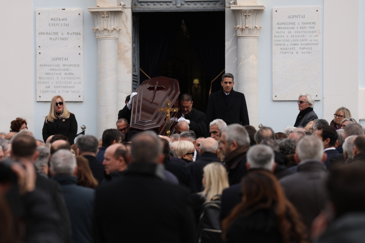 Κόσμος παρίσταται στην κηδεία του προέδρου του Δ.Σ. της Βιοχάλκο και του Ιδρύματος Μιχαήλ Ν. Στασινόπουλος – Βιοχάλκο, Νικόλαου Στασινόπουλου, στο Α' Νεκροταφείο Αθηνών, την Τρίτη 20 Ιανουαρίου 2026. Ο Νικόλαος Στασινόπουλος, που έφυγε από τη ζωή στις 17 Ιανουαρίου 2026,γεννήθηκε στην Αθήνα το 1932, μαθήτευσε αριστούχος στη σχολή Μπερζάν και αποφοίτησε από το Οικονομικό Πανεπιστήμιο Αθηνών (πρώην ΑΣΟΕΕ) με ιδιαίτερα υψηλές επιδόσεις. Εργάσθηκε από νωρίς στις οικογενειακές επιχειρήσεις σε διάφορες θέσεις, αντιμετωπίζοντας τις δυσκολίες της μεταπολεμικής περιόδου, αλλά και μετέχοντας ενεργά στην παραγωγική ανάπτυξη και την εξωστρέφεια της τότε Ελληνικής Βιομηχανίας Χαλκού και Αλουμίνιου. Το 1964, μετά τον θάνατο του Μιχαήλ Στασινόπουλου, ανέλαβε μαζί με τον αδελφό του Ευάγγελο τα ηνία της ΒΙΟΧΑΛΚΟ. Διακρίθηκε επίσης στον πολιτιστικό και κοινωνικό τομέα, καθώς, μαζί με τη μητέρα του Μαριάνθη και τον αδελφό του Ευάγγελο, ίδρυσε στη μνήμη του πατέρα του, το Κοινωφελές Ίδρυμα «Μιχαήλ Ν. Στασινόπουλος - ΒΙΟΧΑΛΚΟ». Με το Ίδρυμα, το οποίο στη συνέχεια ανέλαβε η σύζυγος του Αλεξάνδρα Στασινοπούλου, άφησε σημαντικό κοινωνικό αποτύπωμα στην Τεγέα Αρκαδίας, τόπο καταγωγής της οικογένειας. 