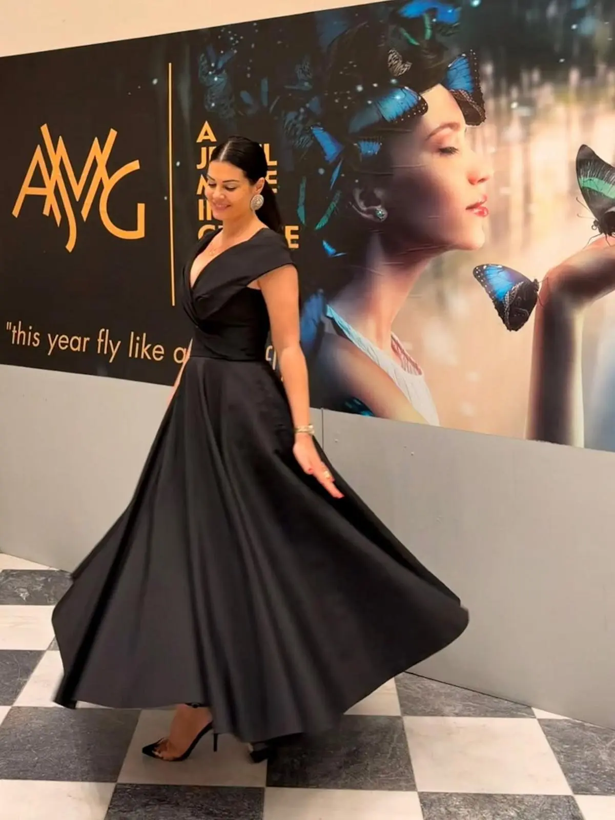 Με φόρεμα μαύρο η Μαρία Κορινθίου