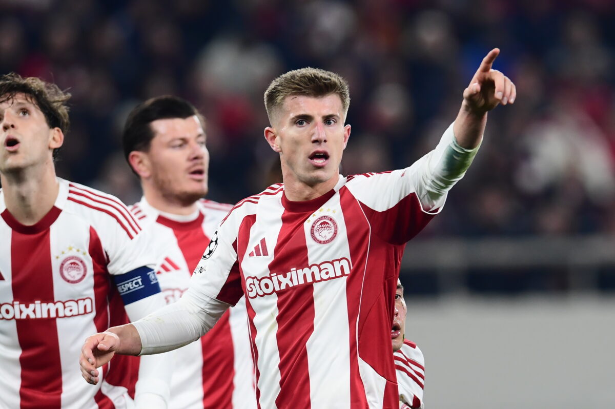 Ο Ολυμπιακός σκαρφάλωσε 22ος στη βαθμολογία της League Phase του Champions League και στοχεύει πρόκριση στο Άμστερνταμ