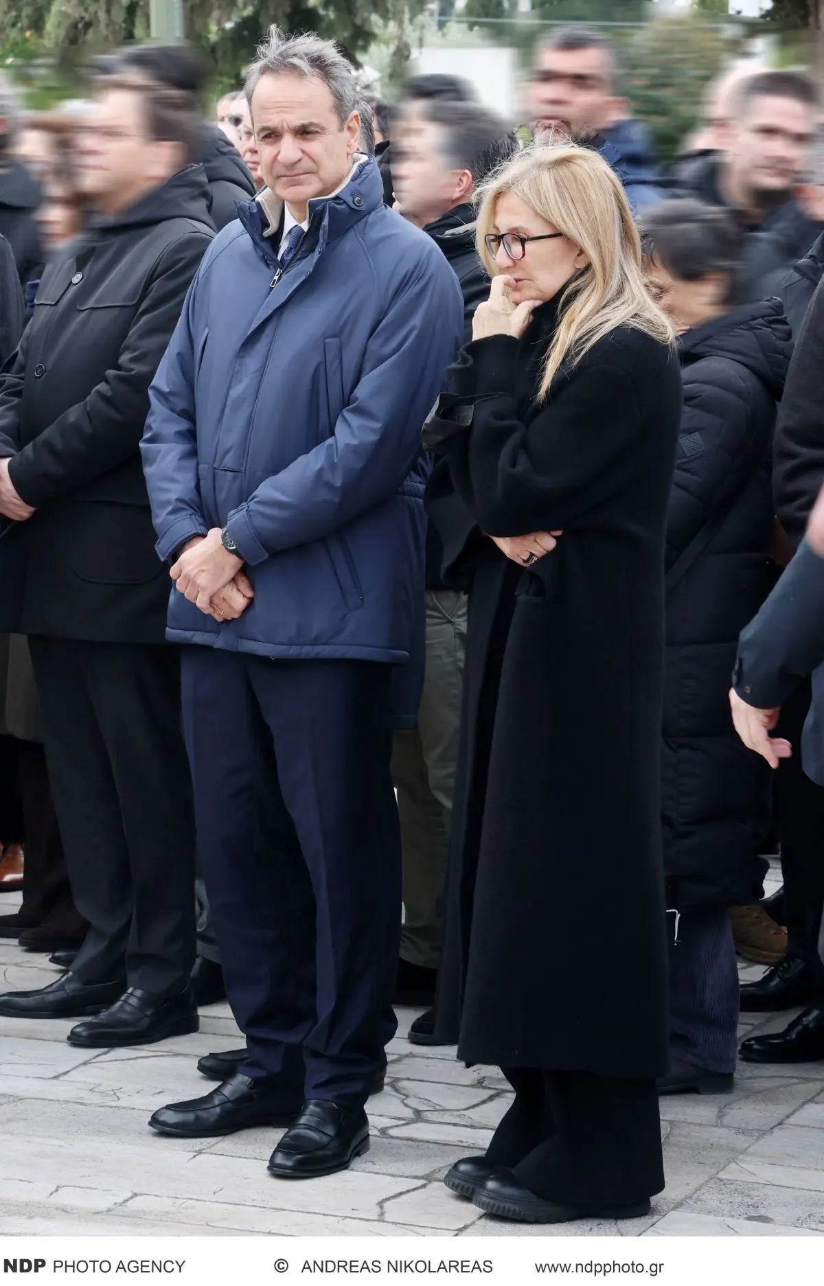 Ο Κυριάκος Μητσοτάκης και η Μαρέβα Μητσοτάκη στην κηδεία του Νίκου Στασινόπουλου