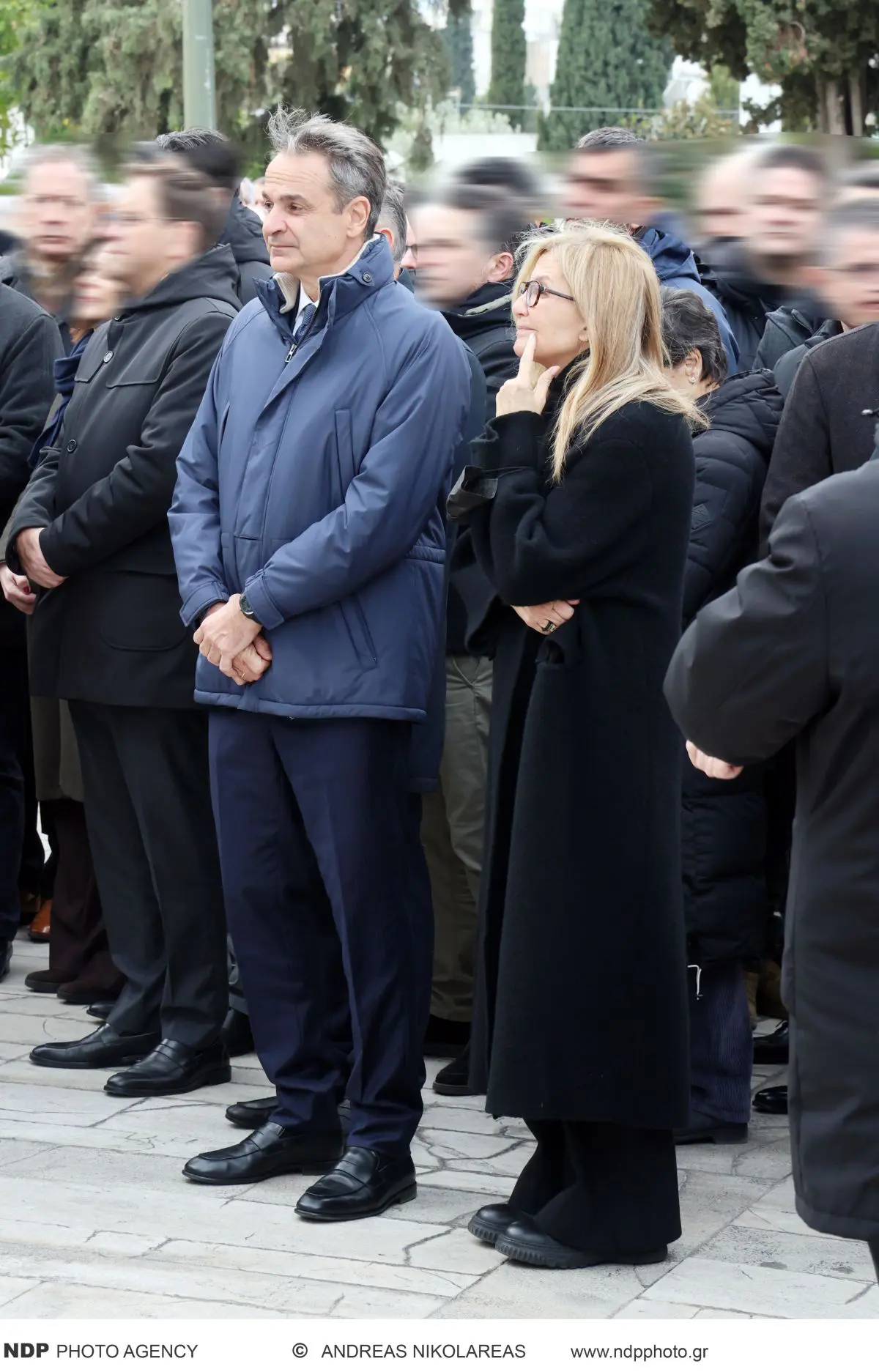 Ο Κυριάκος Μητσοτάκης και η Μαρέβα Μητσοτάκη στην κηδεία του Νίκου Στασινόπουλου