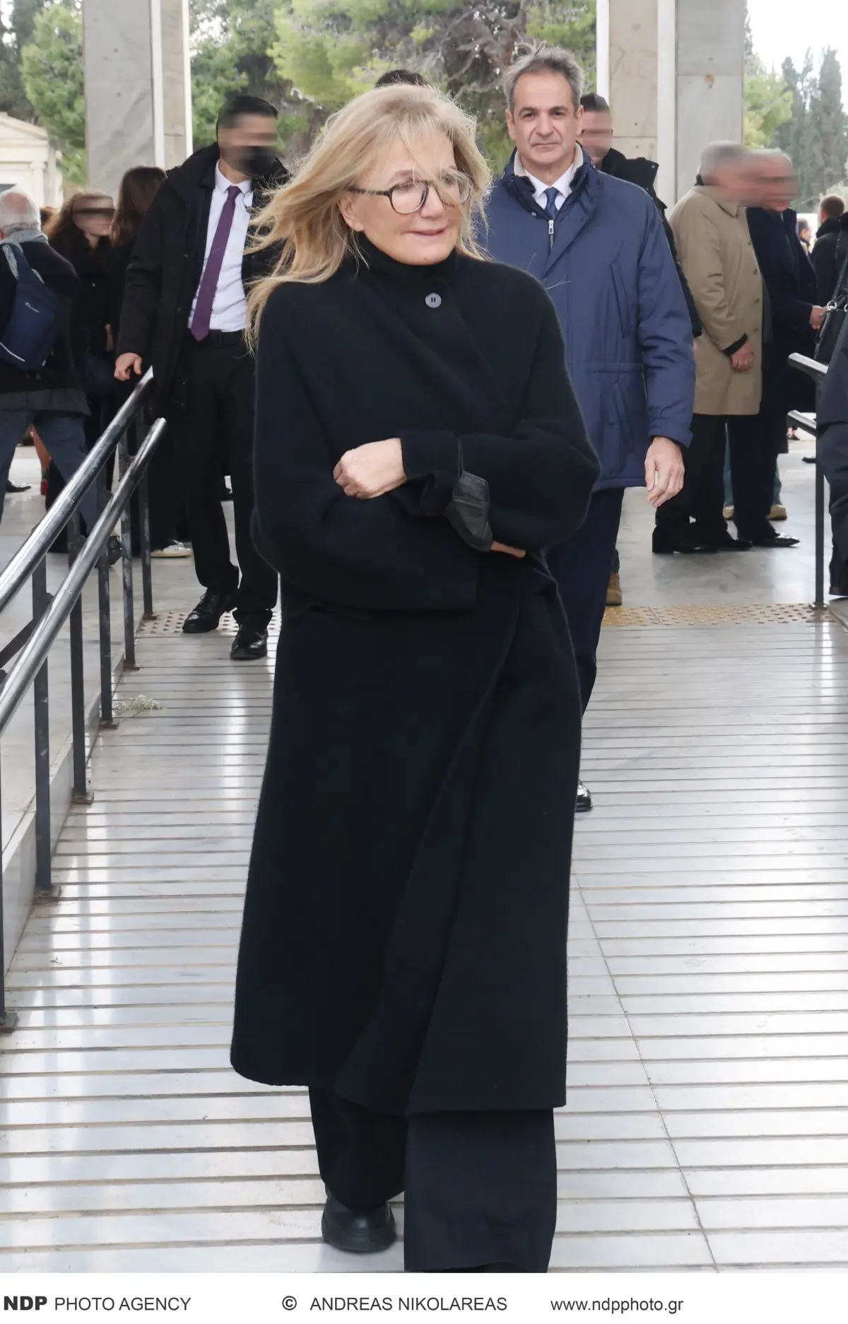 Ο Κυριάκος Μητσοτάκης και η Μαρέβα Μητσοτάκη στην κηδεία του Νίκου Στασινόπουλου