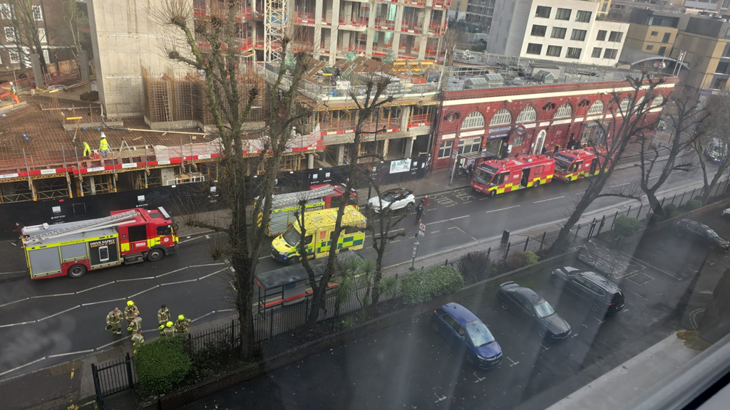 Λονδίνο: Μεγάλη αναστάτωση στις μετακινήσεις από πυρκαγιά κοντά σε σιδηροδρομική γραμμή 4 Λονδίνο: Μεγάλη αναστάτωση στις μετακινήσεις από πυρκαγιά κοντά σε σιδηροδρομική γραμμή