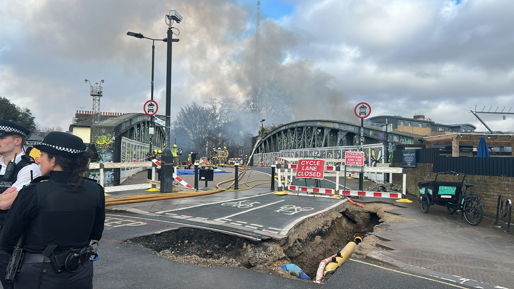Λονδίνο: Μεγάλη αναστάτωση στις μετακινήσεις από πυρκαγιά κοντά σε σιδηροδρομική γραμμή 3 Λονδίνο: Μεγάλη αναστάτωση στις μετακινήσεις από πυρκαγιά κοντά σε σιδηροδρομική γραμμή