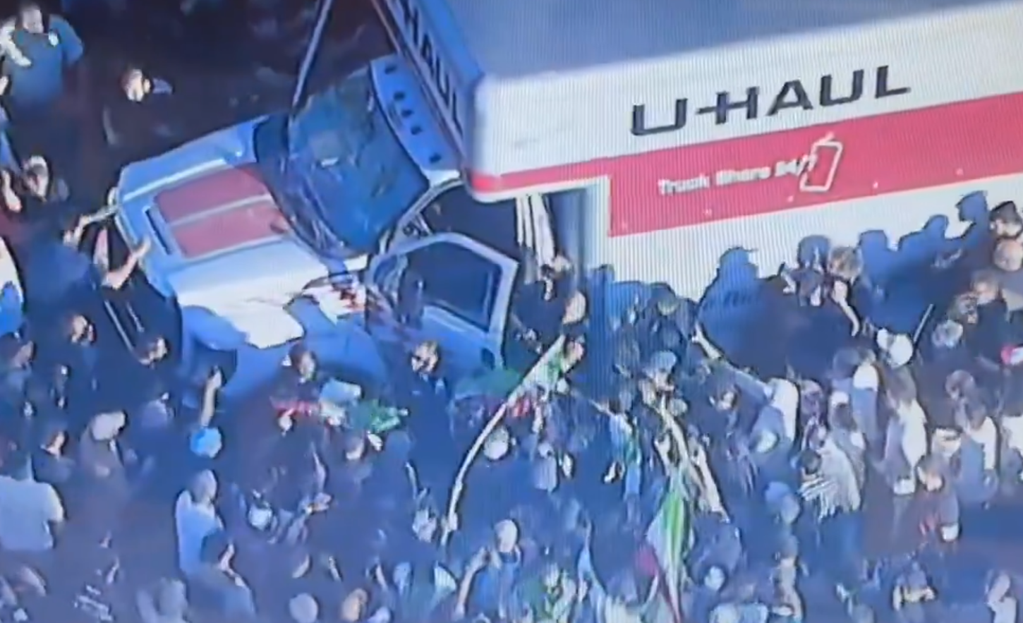 Λος Άντζελες: Φορτηγό παρέσυρε διαδηλωτές υπέρ του Ιράν – Άγνωστος ο αριθμός τραυματιών – ΒΙΝΤΕΟ