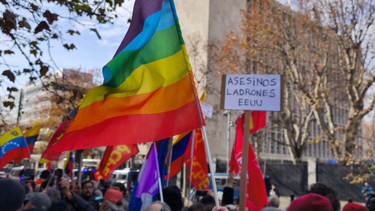 Μαδρίτη: Πλήθος διαδηλωτών έξω από την αμερικανική πρεσβεία καταδικάζει την «ιμπεριαλιστική επιθετικότητα» στη Βενεζουέλα 2 Μαδρίτη: Πλήθος διαδηλωτών έξω από την αμερικανική πρεσβεία καταδικάζει την «ιμπεριαλιστική επιθετικότητα» στη Βενεζουέλα