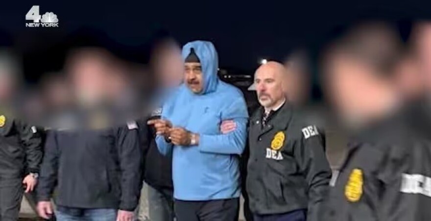 Νικολάς Μαδούρο: Φωτογραφία αποκαλύπτει τον συλληφθέντα πρόεδρο της Βενεζουέλας με χειροπέδες