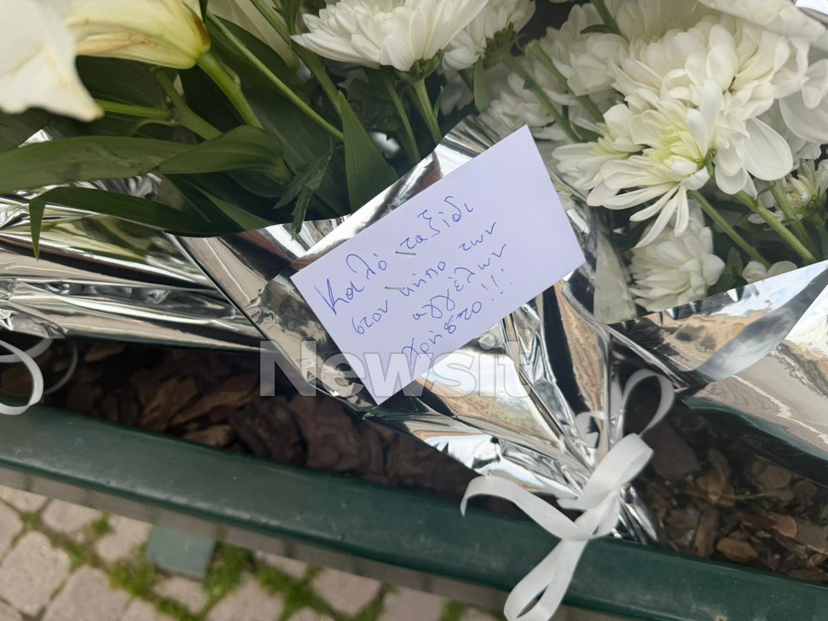 Δυστύχημα με θύματα οπαδούς του ΠΑΟΚ: Κεριά και λουλούδια στο κατάστημα του 30χρονου που χάθηκε στη Ρουμανία