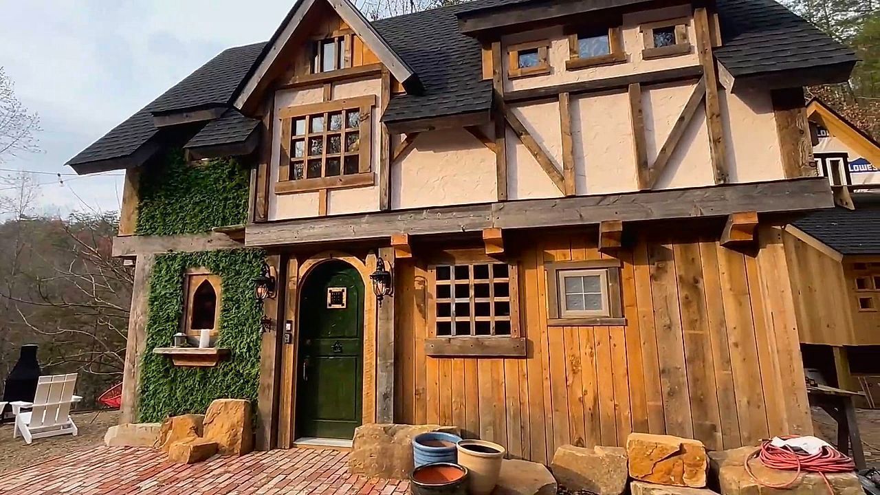 magika-airbnbs-empneysmena-apo-ton-chari-poter-gia-fanatikoys-thaymastes-1767970034