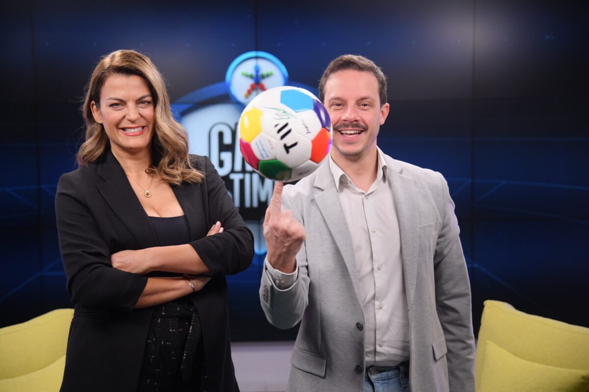 Ο Δημήτρης Μακαλιάς ανατρέπει το σενάριο και μεταμορφώνει το GAME TIME σε stand-up παράσταση