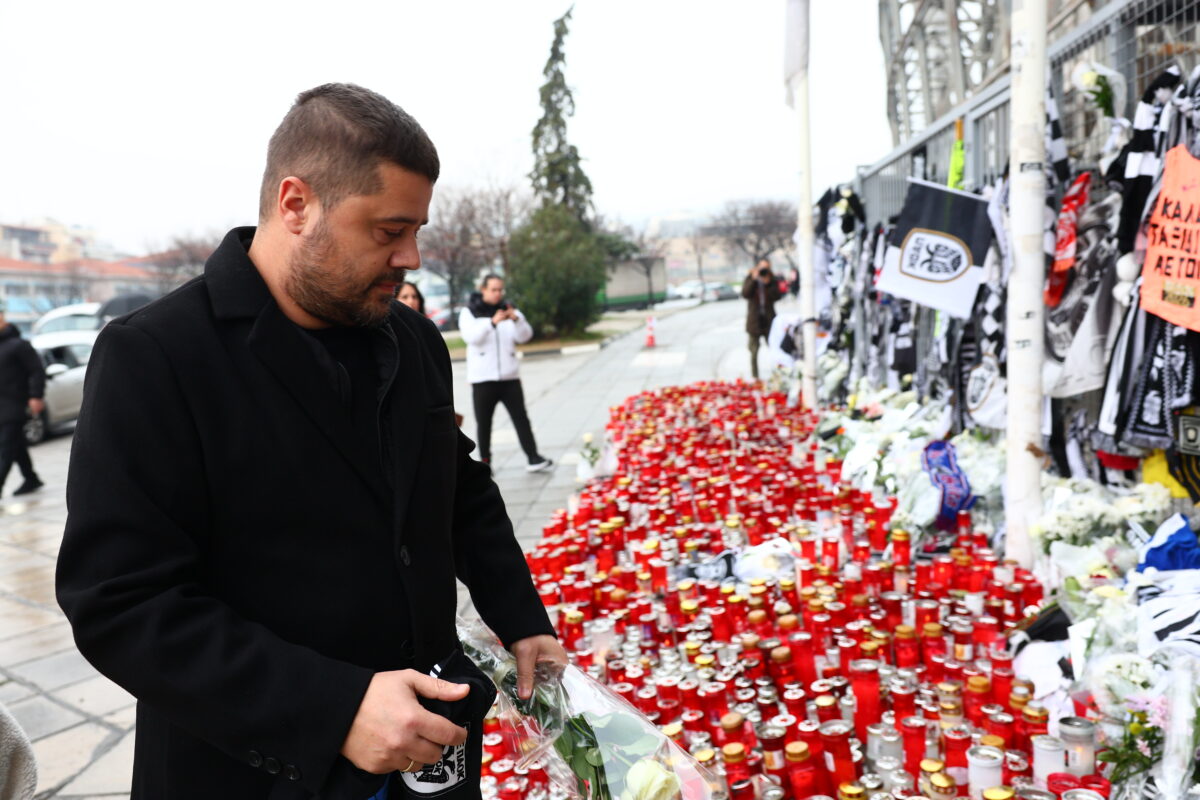ΠΑΟΚ: Συγκινημένος ο Μάκης Γκαγκάτσης στην Τούμπα, κατέθεσε λουλούδια στη μνήμη των φιλάθλων του δικεφάλου