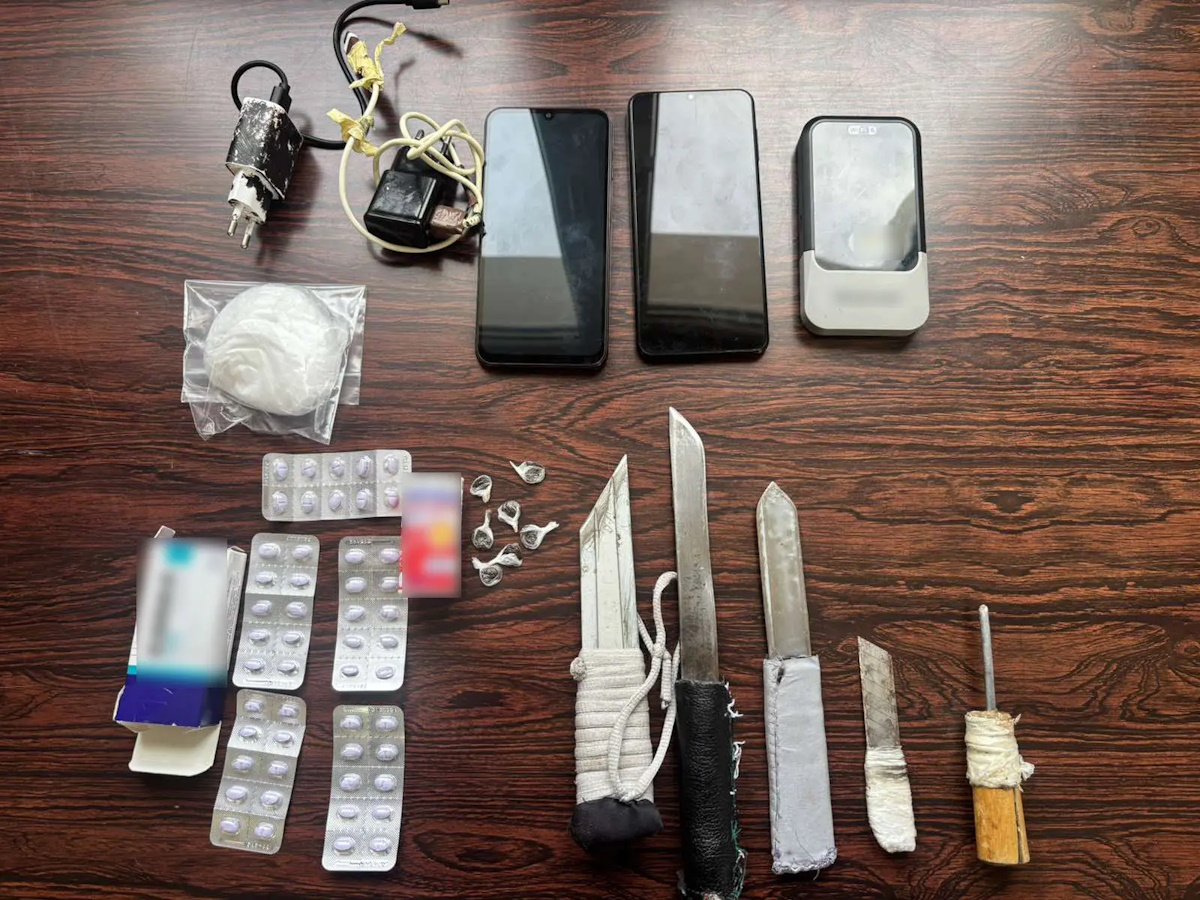 Έφοδος της ΕΛ.ΑΣ. στις φυλακές Μαλανδρίνου αποκαλύπτει όπλα, ναρκωτικά και κινητά 2 Έφοδος της ΕΛ.ΑΣ. στις φυλακές Μαλανδρίνου αποκαλύπτει όπλα, ναρκωτικά και κινητά