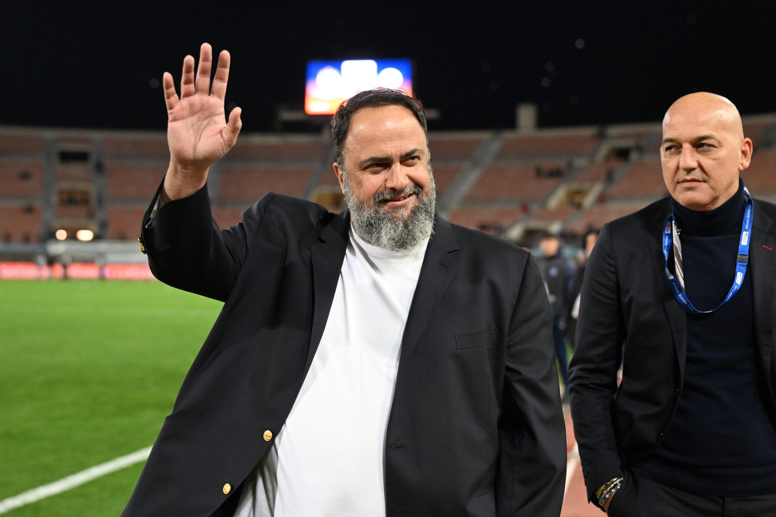 Η υψωμένη γροθιά του Βαγγέλη Μαρινάκη και οι θριαμβευτικοί πανηγυρισμοί των παικτών του Ολυμπιακού για την κατάκτηση του Betsson Super Cup