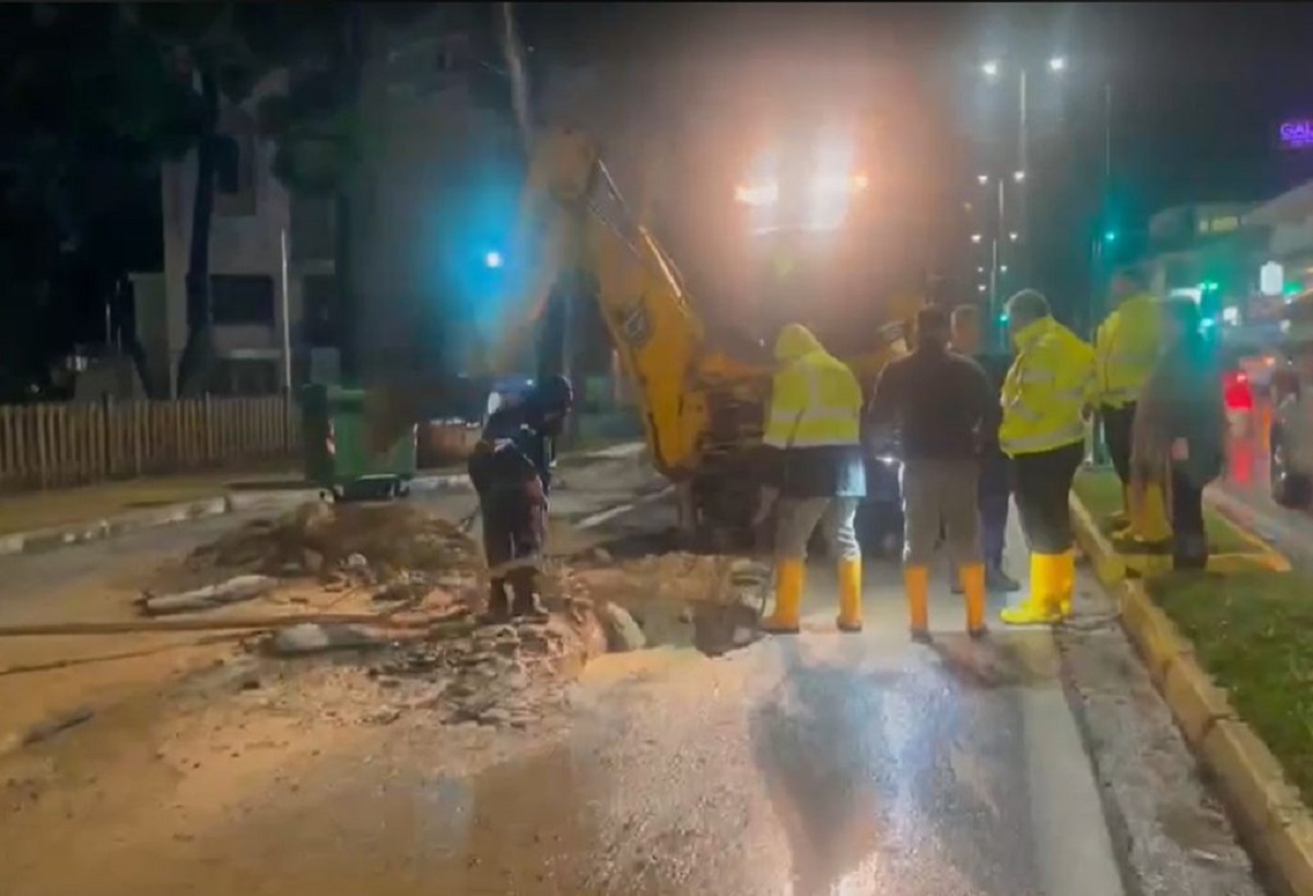 Μελίσσια: «Χάσμα» από σπάσιμο αγωγού – Κλειστή η Δημοκρατίας λόγω καθίζησης