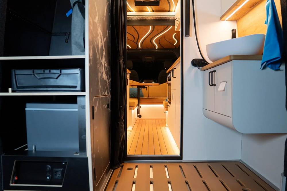 Το πιο ανθεκτικό Mercedes Sprinter μετατρέπεται σε σπίτι 16 mercedes sprinter 4x4 la onda (3)