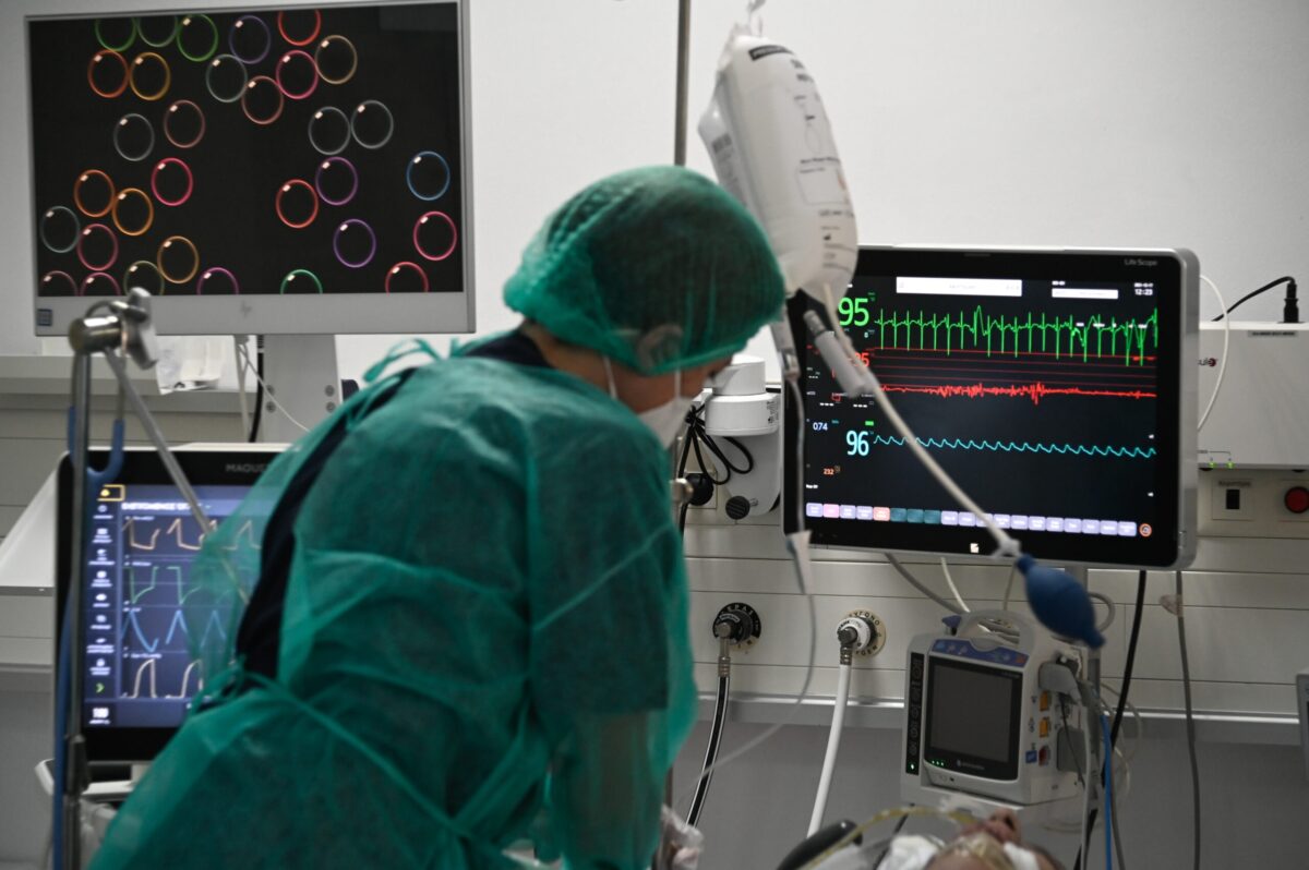 Ηράκλειο: Νεαρή γιατρός σε ΜΕΘ λόγω μηνιγγίτιδας