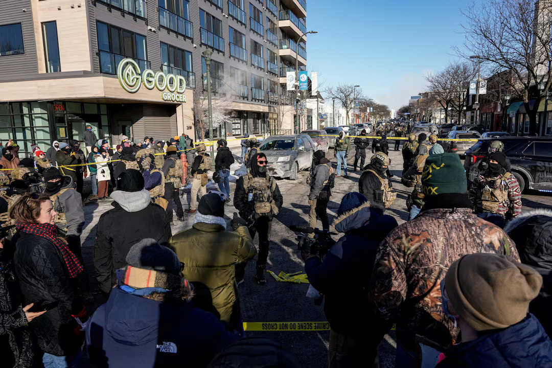 Σύγκρουση στη Μινεάπολη: Ομοσπονδιακοί πράκτορες πυροβολούν πολίτη – Ο κυβερνήτης της Μινεσότα καταδικάζει το «αηδιαστικό» γεγονός